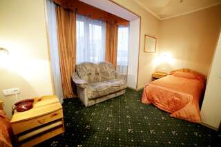 Отель Silk Road Lodge Бишкек Улучшенный двухместный номер с 2 отдельными кроватями-3